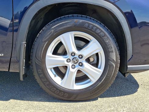 Used 2023 Toyota Highlander LE AWD/4WD image 9