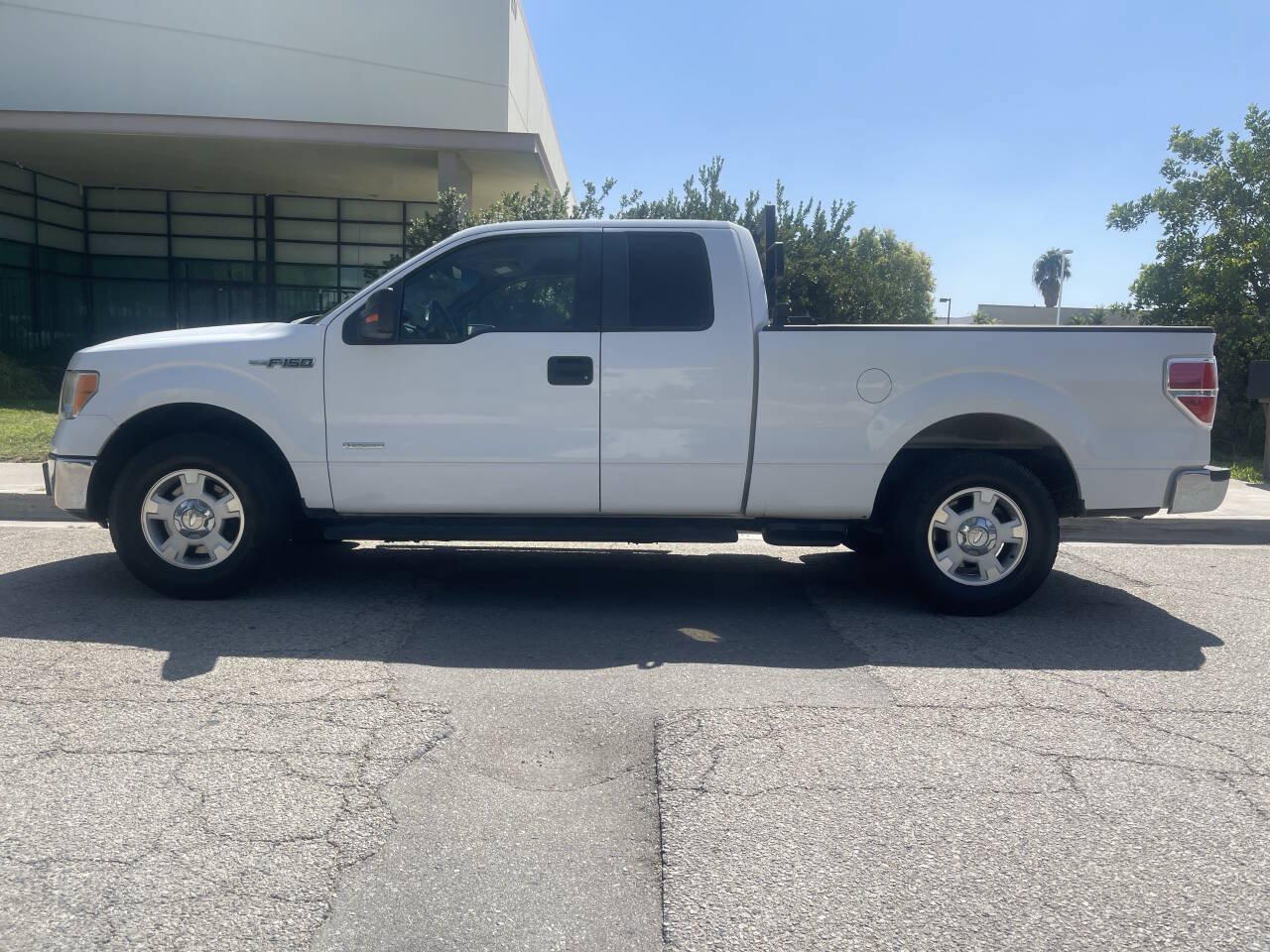 Used 2011 Ford F150 XLT w/ XLT Convenience Pkg RWD image 3