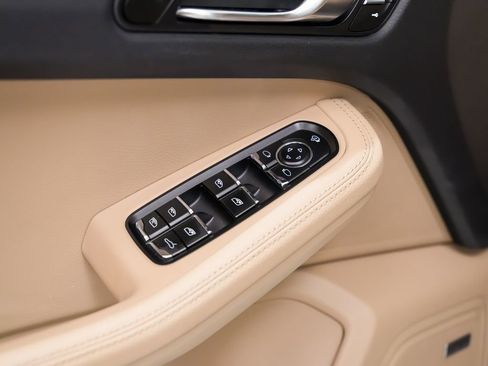 Certified 2025 Porsche Macan AWD/4WD image 23