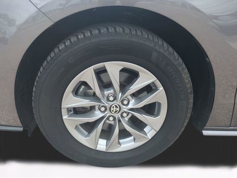 Used 2021 Toyota Sienna XLE FWD image 11