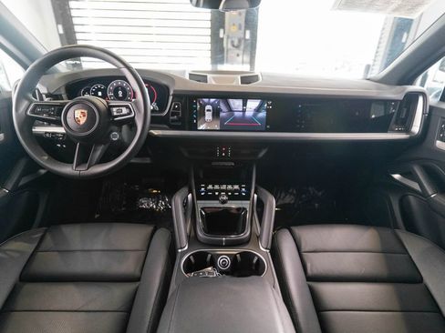 Certified 2025 Porsche Cayenne AWD/4WD image 16