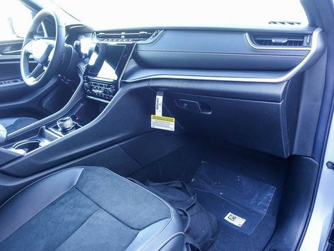 New 2025 Jeep Grand Cherokee Altitude image 8