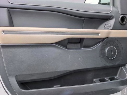 Used 2024 Ford Expedition Max XLT image 19