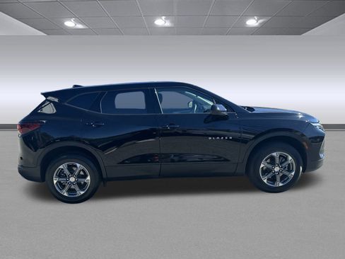 Used 2025 Chevrolet Blazer LT image 2