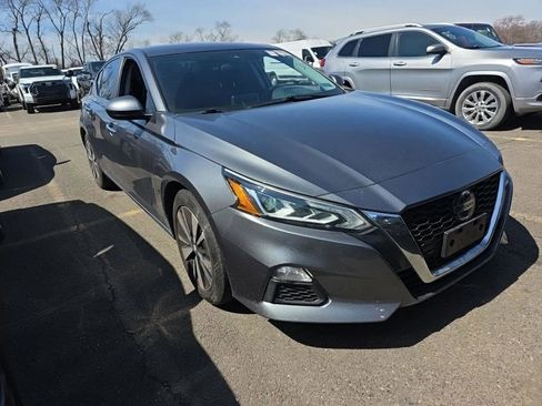 Used 2022 Nissan Altima 2.5 SV image 2