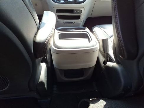 Used 2018 Chrysler Pacifica Touring-L FWD image 15