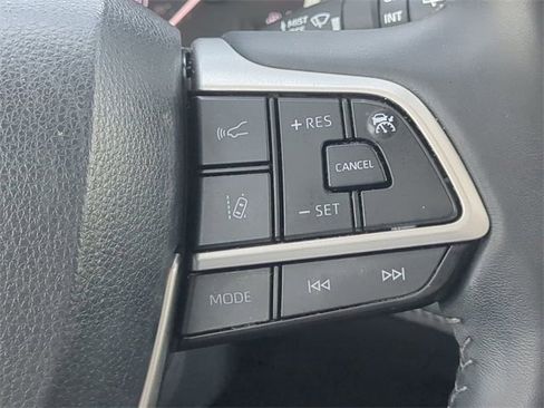 Certified 2023 Toyota Highlander XLE image 26