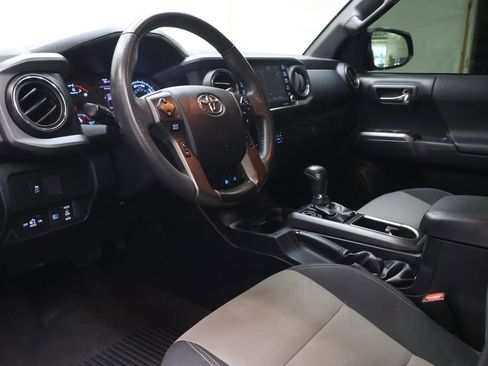 Used 2020 Toyota Tacoma TRD Off-Road w/ Technology Package AWD/4WD image 17