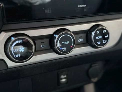 Used 2017 Toyota Tacoma SR5 image 31