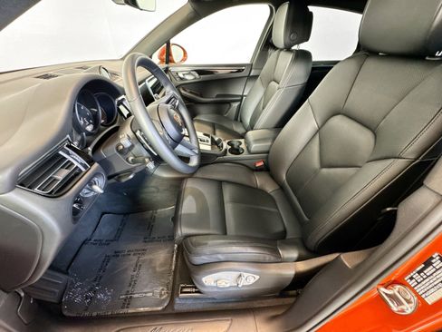 Certified 2025 Porsche Macan AWD/4WD image 5