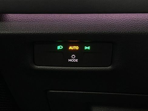 New 2025 Volkswagen Tiguan SE image 14