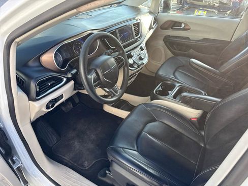 Used 2020 Chrysler Voyager Lxi image 14