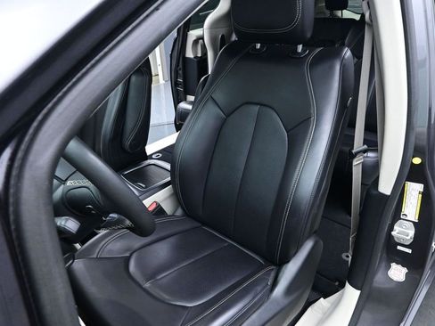 Used 2023 Chrysler Pacifica Touring-L FWD image 11