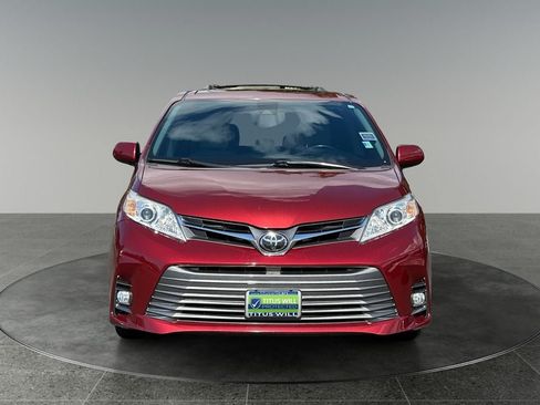 Used 2018 Toyota Sienna XLE Premium w/ Outdoor Package AWD/4WD image 2