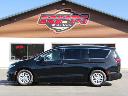 Used 2021 Chrysler Pacifica Touring-L image 4