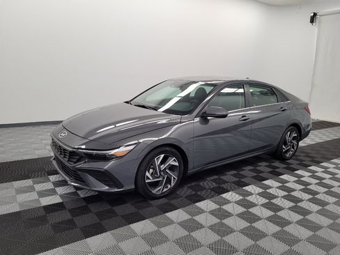 Used 2025 Hyundai Elantra Limited FWD image 2