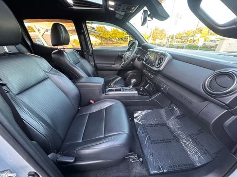 Used 2019 Toyota Tacoma TRD Off-Road AWD/4WD image 13