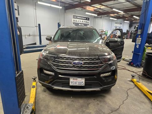 Used 2022 Ford Explorer XLT w/ Equipment Group 202A image 3