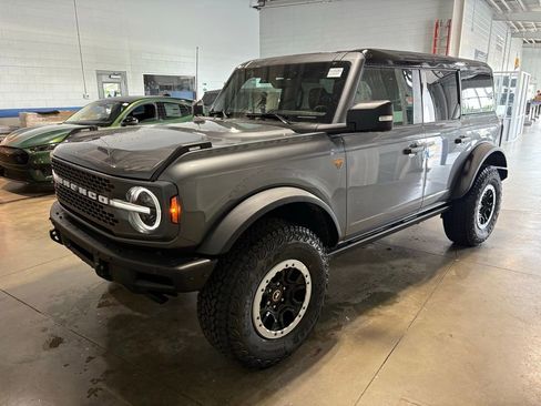 New 2025 Ford Bronco Badlands image 4