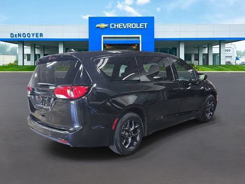 Used 2018 Chrysler Pacifica Touring Plus w/ S Appearance Package FWD image 7