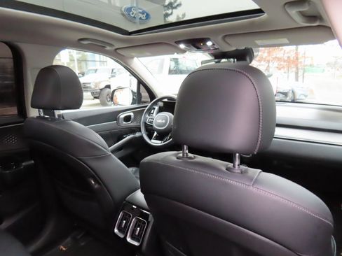 Used 2023 Kia Sorento SX image 35