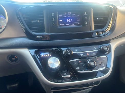 Used 2017 Chrysler Pacifica Touring image 17