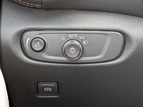 Used 2025 Chevrolet Blazer LT FWD image 17