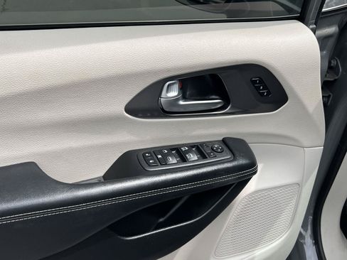 Used 2022 Chrysler Pacifica Touring-L FWD image 30