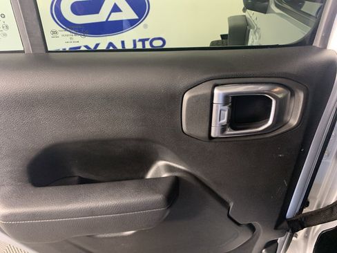 Used 2022 Jeep Wrangler Unlimited Rubicon w/ Xtreme Recon 35" Tire Package image 31