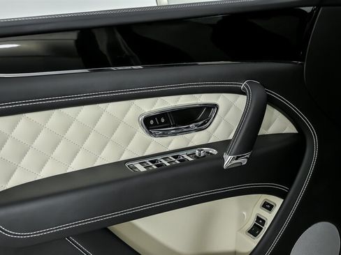 Used 2019 Bentley Bentayga AWD/4WD image 17