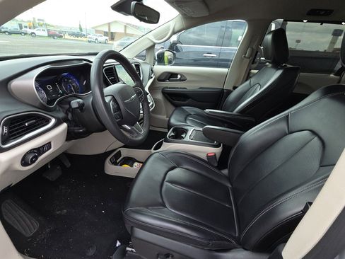 Used 2023 Chrysler Pacifica Touring-L image 8