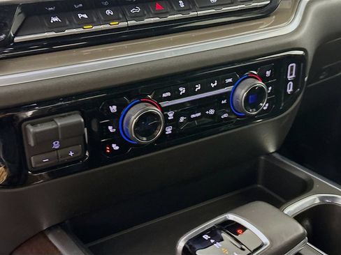 Used 2022 Chevrolet Silverado 1500 High Country w/ High Country Premium Package AWD/4WD image 21