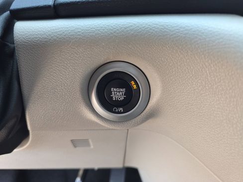 Used 2023 Chrysler Pacifica Touring-L image 26