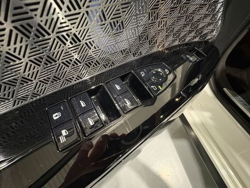 Used 2024 BMW i7 xDrive60 image 32