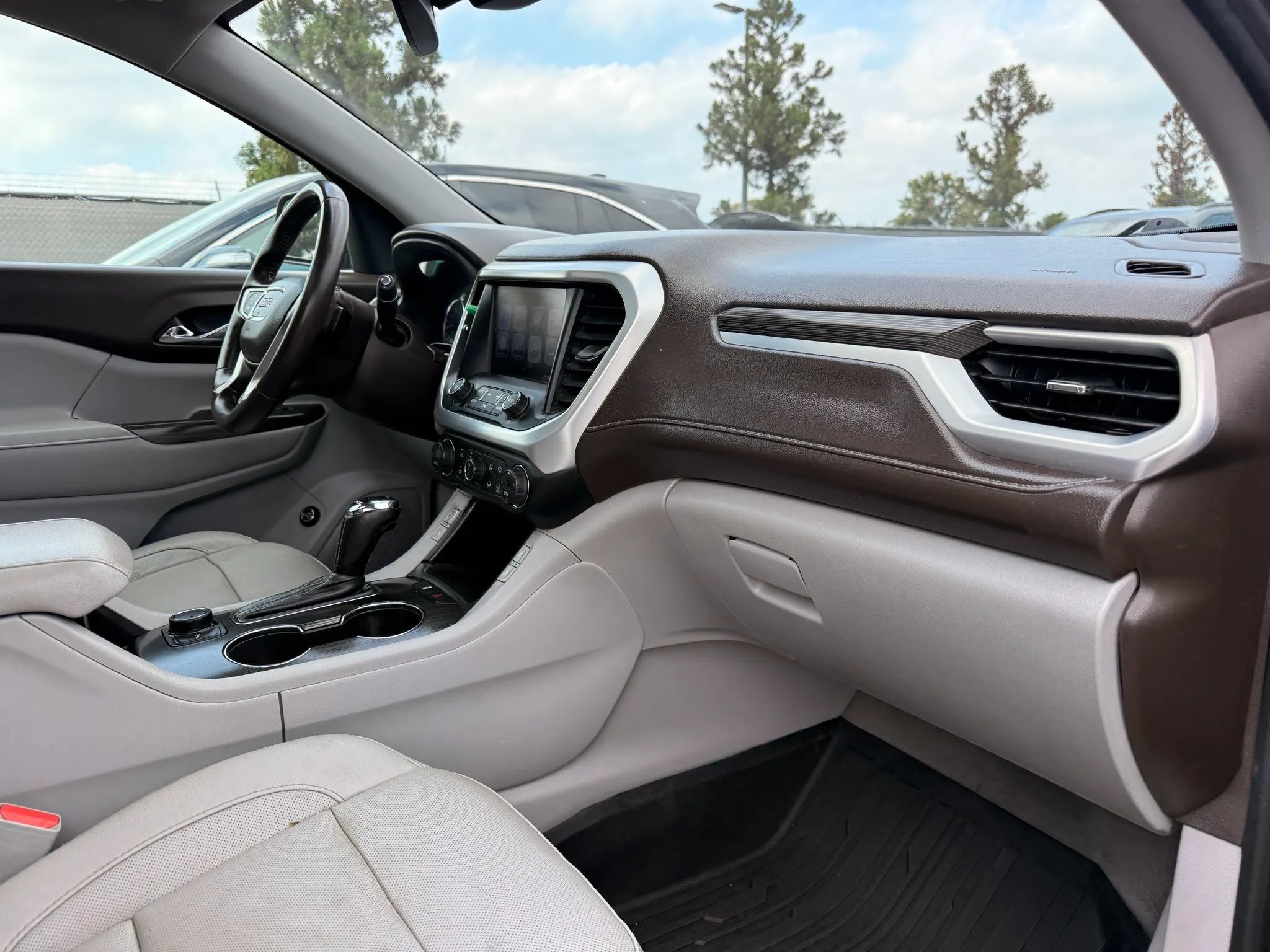 Used 2017 GMC Acadia SLT w/ LPO, Black Accent Package FWD image 18