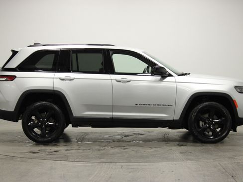 Used 2023 Jeep Grand Cherokee Altitude image 9
