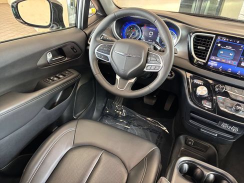 Used 2025 Chrysler Pacifica Select FWD image 33