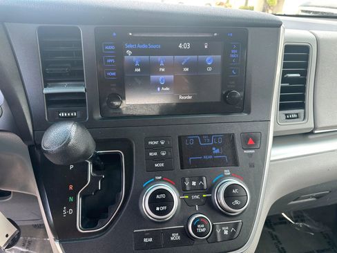 Used 2017 Toyota Sienna LE image 11
