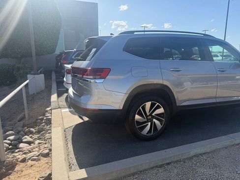 Used 2024 Volkswagen Atlas SE w/ Panoramic Sunroof Package FWD image 6