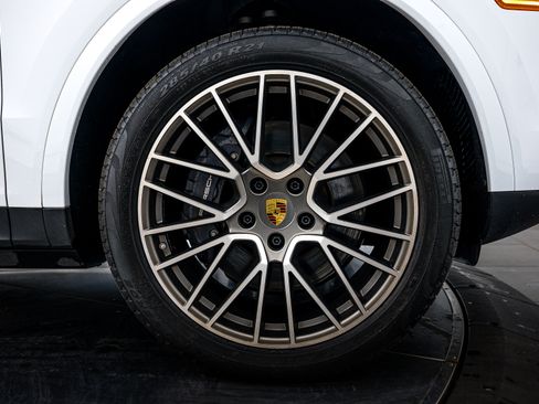 Certified 2023 Porsche Cayenne Platinum Edition image 11