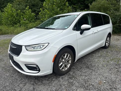 Used 2023 Chrysler Pacifica Touring-L FWD image 2