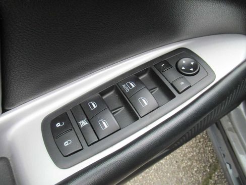 Used 2020 Dodge Journey SE w/ SE Popular Equipment Group image 16