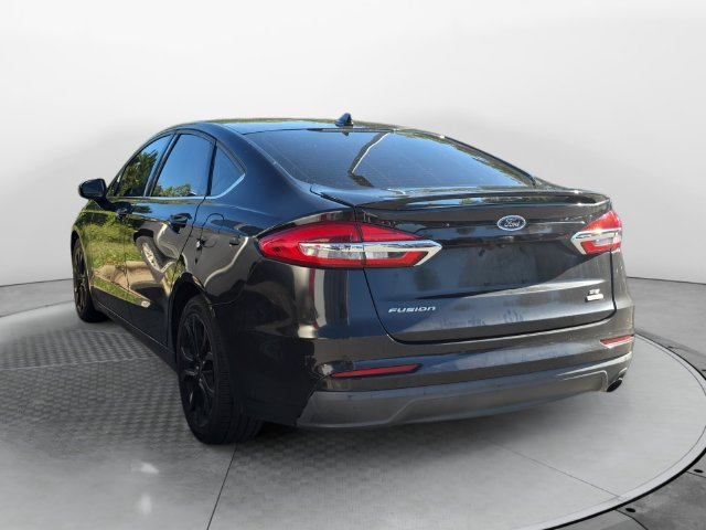 Used 2020 Ford Fusion SE FWD image 2