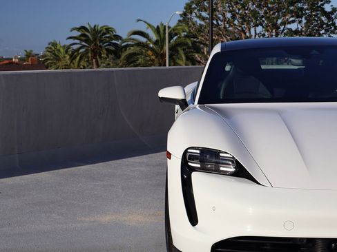 Certified 2022 Porsche Taycan image 12