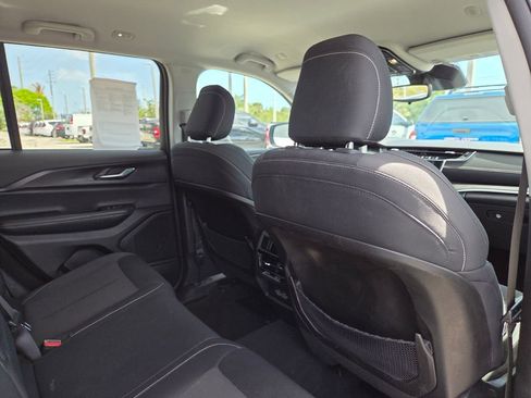 Used 2024 Jeep Grand Cherokee Laredo image 12