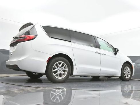 Used 2023 Chrysler Pacifica Touring-L FWD image 28