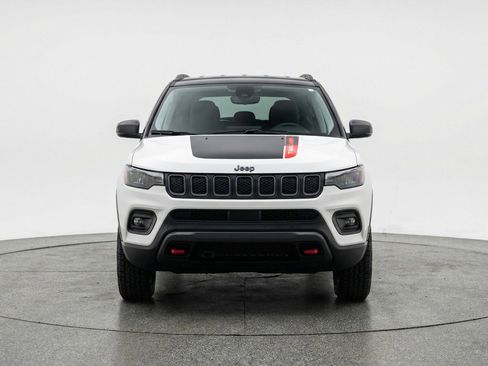 Used 2025 Jeep Compass Trailhawk AWD/4WD image 2