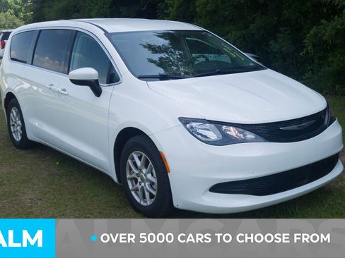 Used 2022 Chrysler Voyager LX FWD image 3