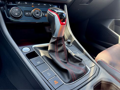 Used 2022 Volkswagen Jetta GLI Autobahn image 9