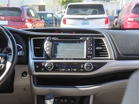 Used 2018 Toyota Highlander XLE w/ Carpet Mat Package (TMS) FWD image 17